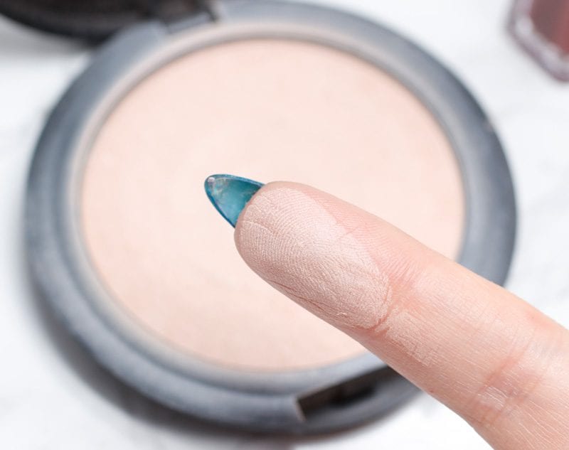 Milani Prep Set Glow Illuminating Powder Swatch