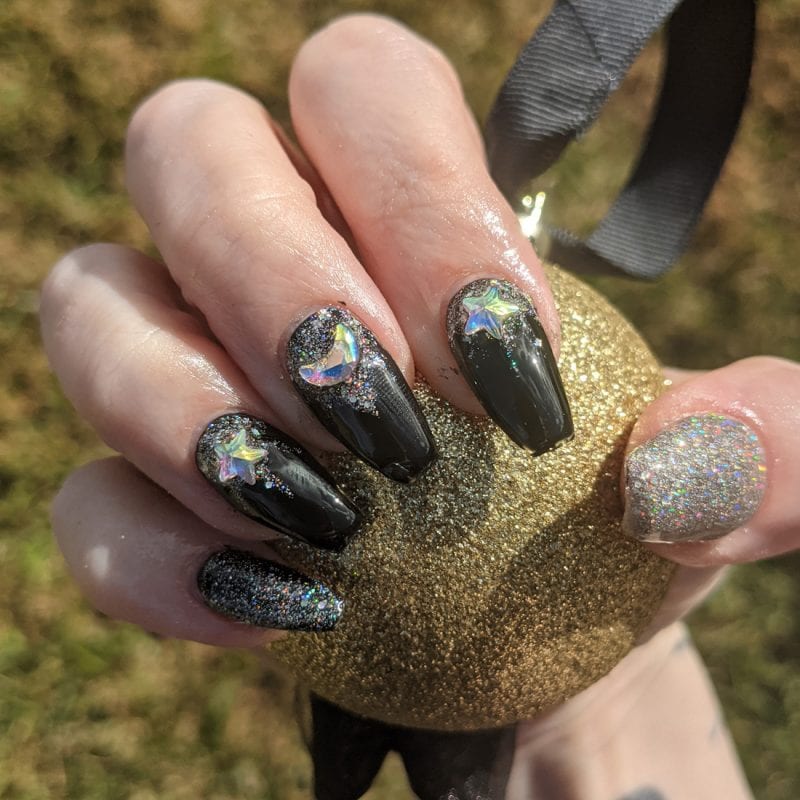 Black and Silver Nail Art Mani