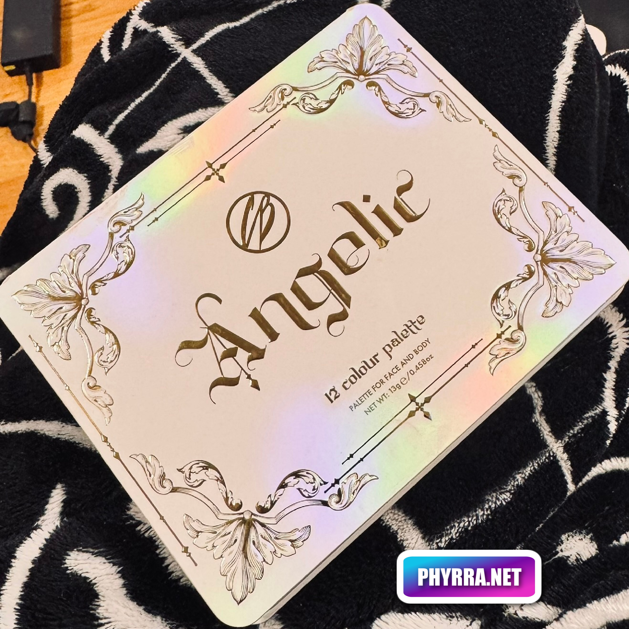 Cosmic Brushes Angelic Palette, one of the best European cruelty-free indie beauty brands