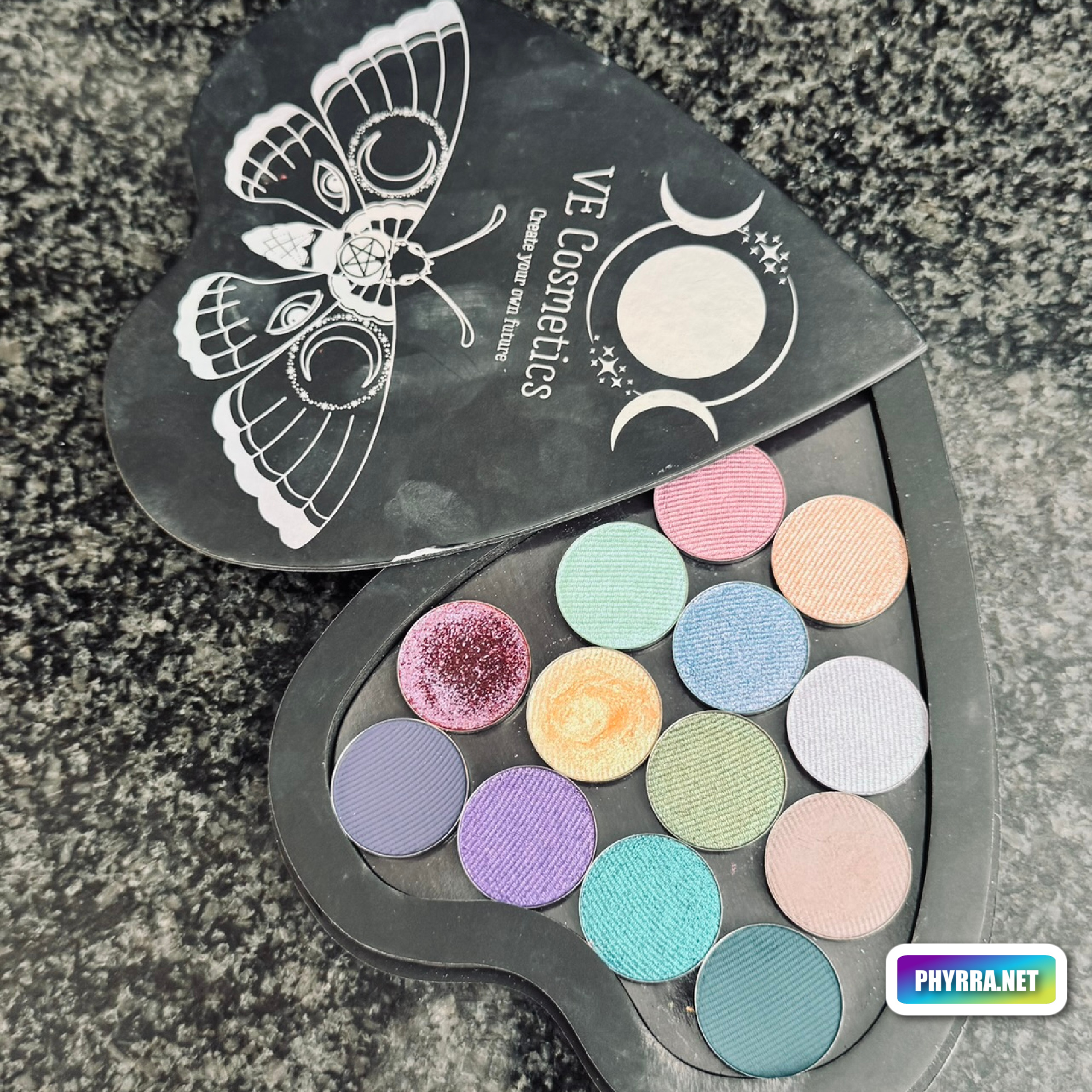 Magnetic Single Eyeshadow palette filled with singles from Devinah